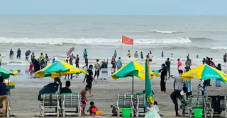 বৃষ্টি কমতেই কক্সবাজার সৈকতে পর্যটকদের ভিড়; উত্তাল সমুদ্রে লাল পতাকার সতর্কতা